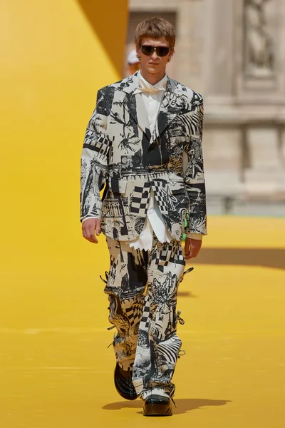 Look 16